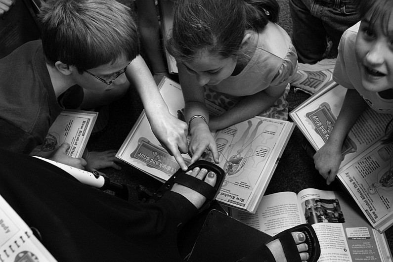 When Kelly taught a health lesson, her third-graders often had questions about her abilities. When she told them she could wiggle her toes, students, including Clayton Greener, Molly Disinger and Allison Welp, dove near her feet for a look.